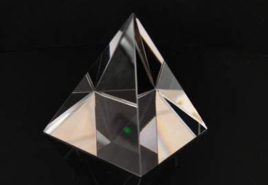Piramis optikai/tetraéderes prizma